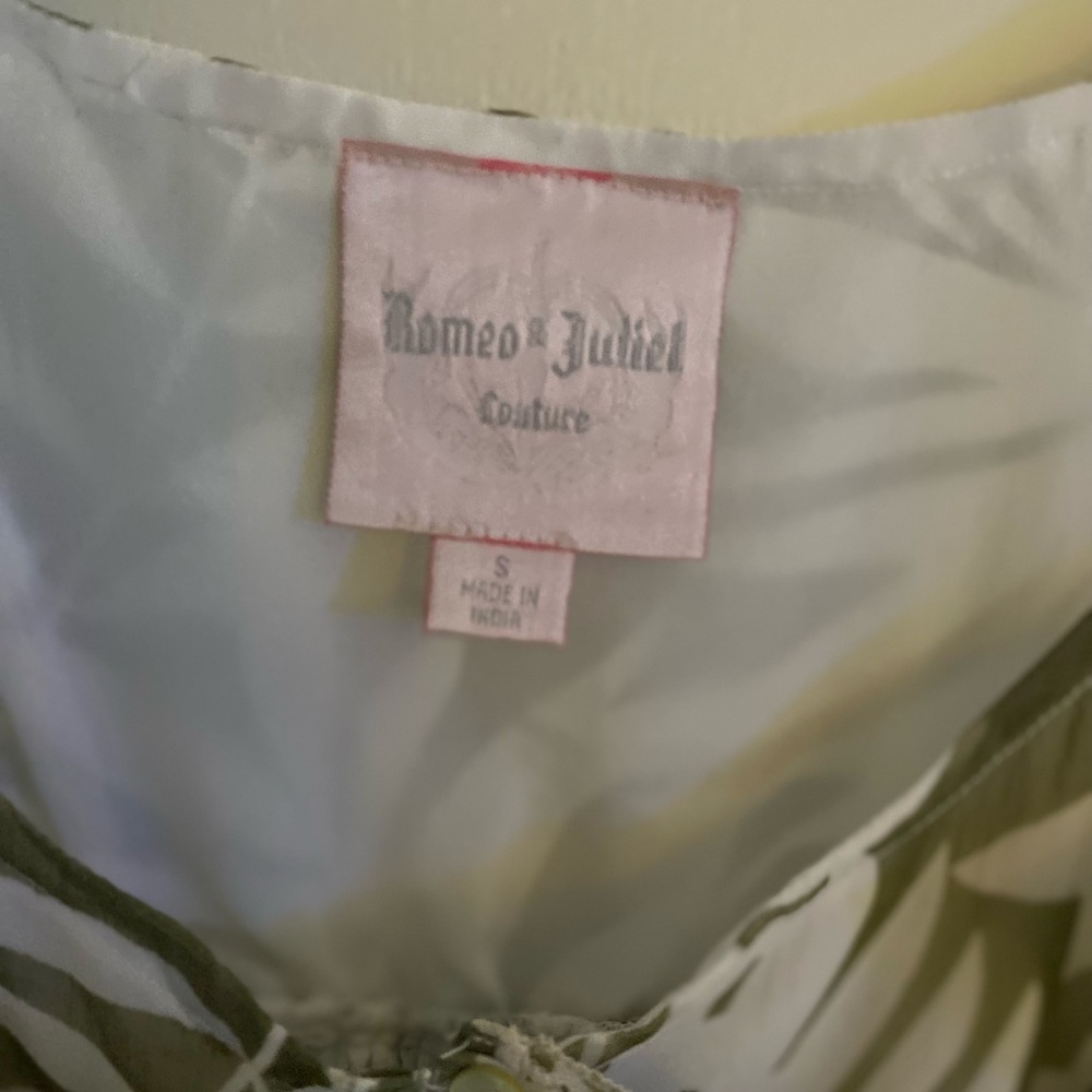 Romeo & Juliet Couture Olive and Cream Dress - Picture 7 of 13